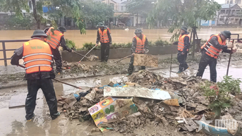 Huế: Bộ đội dọn bùn, khử khuẩn tại các tuyến đường, trường học