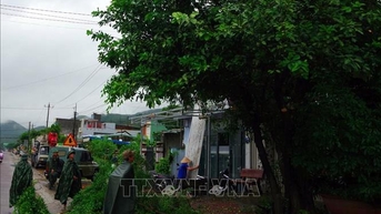 Lực lượng quân đội tích cực giúp dân phòng, chống bão số 13