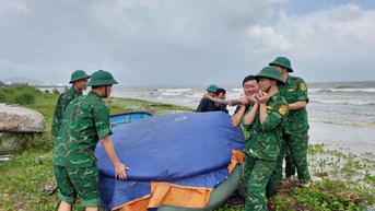 Khẩn trương neo đậu tàu thuyền, ứng phó bão số 13