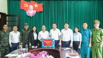 Phó Bí thư Thường trực Thành ủy Nguyễn Đình Vĩnh kiểm tra công tác khắc phục mưa lũ tại xã Nông Sơn