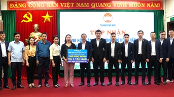 Trao tiền và quà giúp người dân khắc phục hậu quả mưa lũ