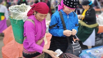 Có một chợ lùi ở Sà Phìn