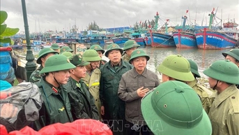 Phó Thủ tướng Trần Hồng Hà họp khẩn với các tỉnh Trung bộ về ứng phó bão số 13