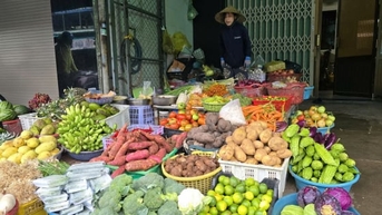 Người dân lo tích trữ, giá rau, củ tăng