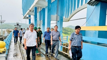 Phó Chủ tịch UBND tỉnh Lâm Đồng Nguyễn Minh kiểm tra các hồ chứa, chủ động ứng phó bão số 13