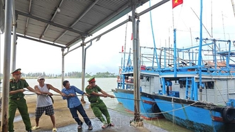 Công an Đắk Lắk hỗ trợ các xã ven biển ứng phó với bão số 13