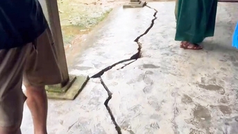 Chống bão Kalmaegi: Miền núi xuất hiện vết nứt dài, sơ tán dân khẩn cấp, vùng biển chằng nhà cửa