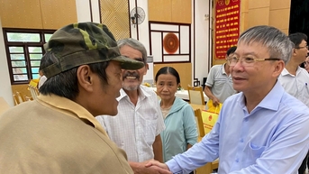 Chủ tịch HĐND thành phố Nguyễn Đức Dũng thăm, tặng quà người dân bị thiệt hại do mưa lũ