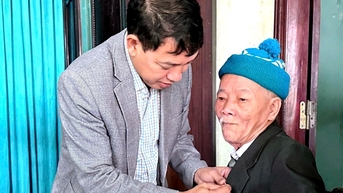 Trao Huy hiệu Đảng tại nhà cho 11 đảng viên