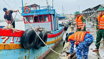 Bộ đội biên phòng sát cánh cùng người dân ứng phó bão số 13