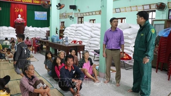 Ứng phó với bão số 13: Người dân Quảng Ngãi di dời đến các nơi tránh trú sớm