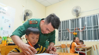 Chung tay xóa mù chữ nơi vùng biên