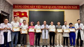 Bệnh viện Đa khoa khu vực Quảng Nam khen thưởng 15 cá nhân xuất sắc trong phòng, chống lũ lụt
