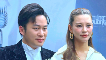 Tung Duong អាណិត​លោក Ho Ngoc Ha៖ 'ច្រៀង​ខ្លាំង​ជាង​បបូរមាត់'