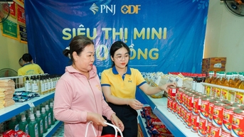 “Siêu thị mini 0 đồng” hỗ trợ người dân vùng lũ Điện Phương
