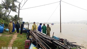 Lãnh đạo phường Phú Yên, phường Hòa Hiệp rà soát, kiểm tra tình hình ứng phó bão số 13