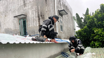 Trung đoàn Cảnh sát cơ động Nam Trung bộ hỗ trợ người dân chằng chống nhà cửa