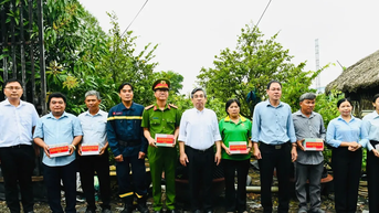 Lãnh đạo TPHCM thăm hỏi, động viên nông dân làng mai Bình Lợi