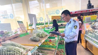 Lực lượng Quản lý thị trường tỉnh Khánh Hòa ra quân ổn định thị trường trong những ngày mưa bão