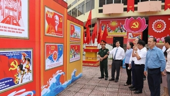 Triển lãm tranh cổ động tấm lớn tuyên truyền Đại hội Đảng