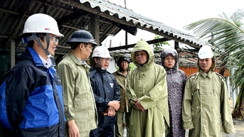 Lãnh đạo tỉnh kiểm tra công tác di dời người dân để ứng phó bão số 13 trên địa bàn xã Khánh Cường và phường Sa Huỳnh