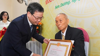 Chủ tịch HĐND tỉnh Nguyễn Văn Sơn trao Huy hiệu 70 năm tuổi Đảng tại Sơn Dương