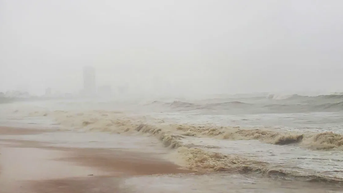 Quy Nhơn bắt đầu có gió giật mạnh, sóng biển dữ dội