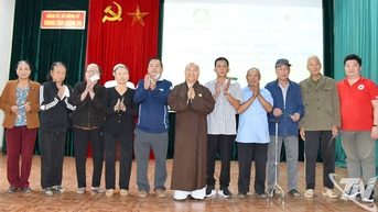 Trao 650 suất quà hỗ trợ người dân bị thiệt hại do mưa bão