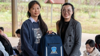 Trường ĐH Nguyễn Tất Thành trao tặng học bổng cho học sinh ở Lào