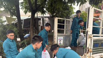 Triều cường cao hơn dự báo, phường Bình Qưới "cầu cứu" lực lượng hỗ trợ đắp bờ bao