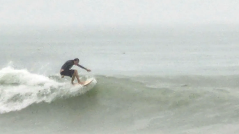 Khánh Hòa: Bất chấp mưa bão, một số người vẫn tắm biển