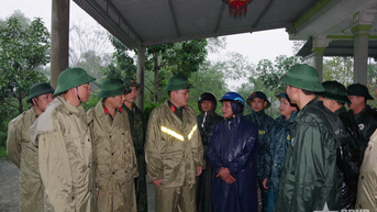 Lực lượng vũ trang thành phố Huế phối hợp di dời 14 hộ dân ở khu vực có nguy cơ sạt lở đất