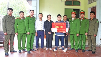 Bộ Công an tặng quà thân nhân đồng chí Đoàn Văn Mạnh tử vong khi phòng, chống bão lũ