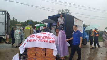 Hàng hóa liên tục được đưa về miền Trung hỗ trợ người dân ứng phó bão số 13