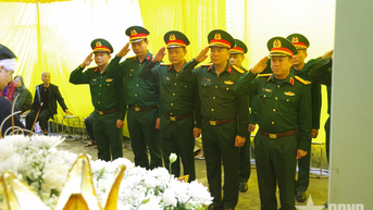 Đoàn công tác của Bộ tư lệnh Quân khu 3 viếng Thượng sĩ Vũ Văn Bình hy sinh khi thực hiện nhiệm vụ