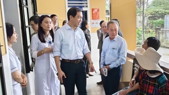 Trong mưa lũ, trạm y tế ở Huế vẫn bám trụ, chăm sóc sức khỏe nhân dân