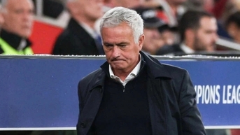 HLV Mourinho có nguy cơ bị sa thải sau hơn 1 tháng, bất ngờ với tiền đền bù