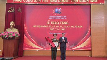 Phường Đống Đa trao tặng Huy hiệu Đảng cho 128 đảng viên dịp 7/11