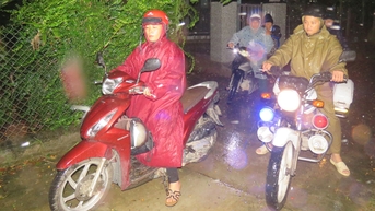 Xã Vạn Ninh đưa 5 hộ dân ở khu vực trũng thấp đến nơi tránh trú an toàn