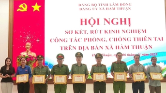 Hàm Thuận khen thưởng đột xuất tập thể, cá nhân trong phòng, chống thiên tai
