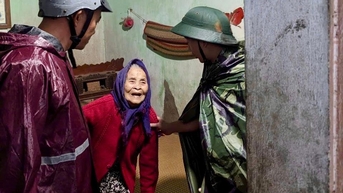 Ấm tình quân dân trong mưa bão