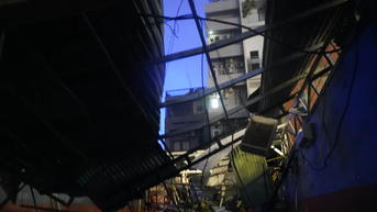Bão số 13 vừa vào đất liền, tàn phá nhiều nhà cửa