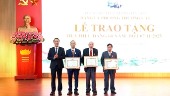 Phường Thượng Cát trao tặng Huy hiệu Đảng đợt 07/11