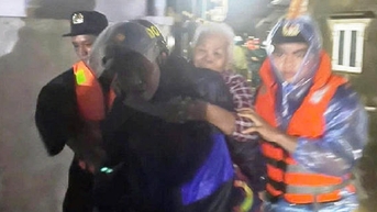 ដឹកមនុស្សនៅលើខ្នងរបស់ពួកគេពេញមួយយប់ដើម្បីគេចពីជំនោរខ្ពស់ចំពេលមានព្យុះ Kalmaegi