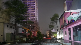 Nóng: Bão số 13 vừa vào đất liền, tàn phá nhiều nhà cửa, công trình, cúp điện