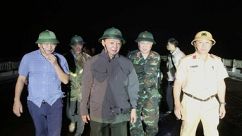 Phó Thủ tướng Trần Hồng Hà thị sát thiệt hại bão ngay trong đêm