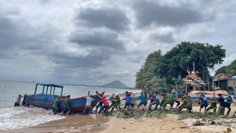 Tập trung toàn lực ứng phó bão số 13