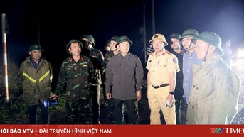 Phó Thủ tướng Trần Hồng Hà thị sát khu vực Quy Nhơn ngay trong đêm sau khi bão số 13 quét qua