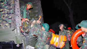 Người dân miền Trung lại trắng đêm ứng phó bão dữ