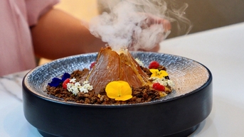 Tiệm bánh TPHCM gây sốt vì món "núi lửa phun trào", có loại chỉ 5 phần/ngày